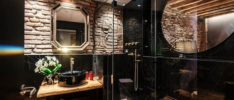Deluxe Suite | Bathroom | Shower, rainfall showerhead, free toiletries, hair dryer