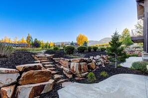 Property grounds - Luxury townhome on the golf course with 3 fireplaces, gas grill, & great view (Park City)