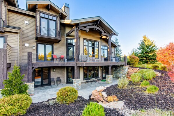 Exterior - Luxury townhome on the golf course with 3 fireplaces, gas grill, & great view (Park City)