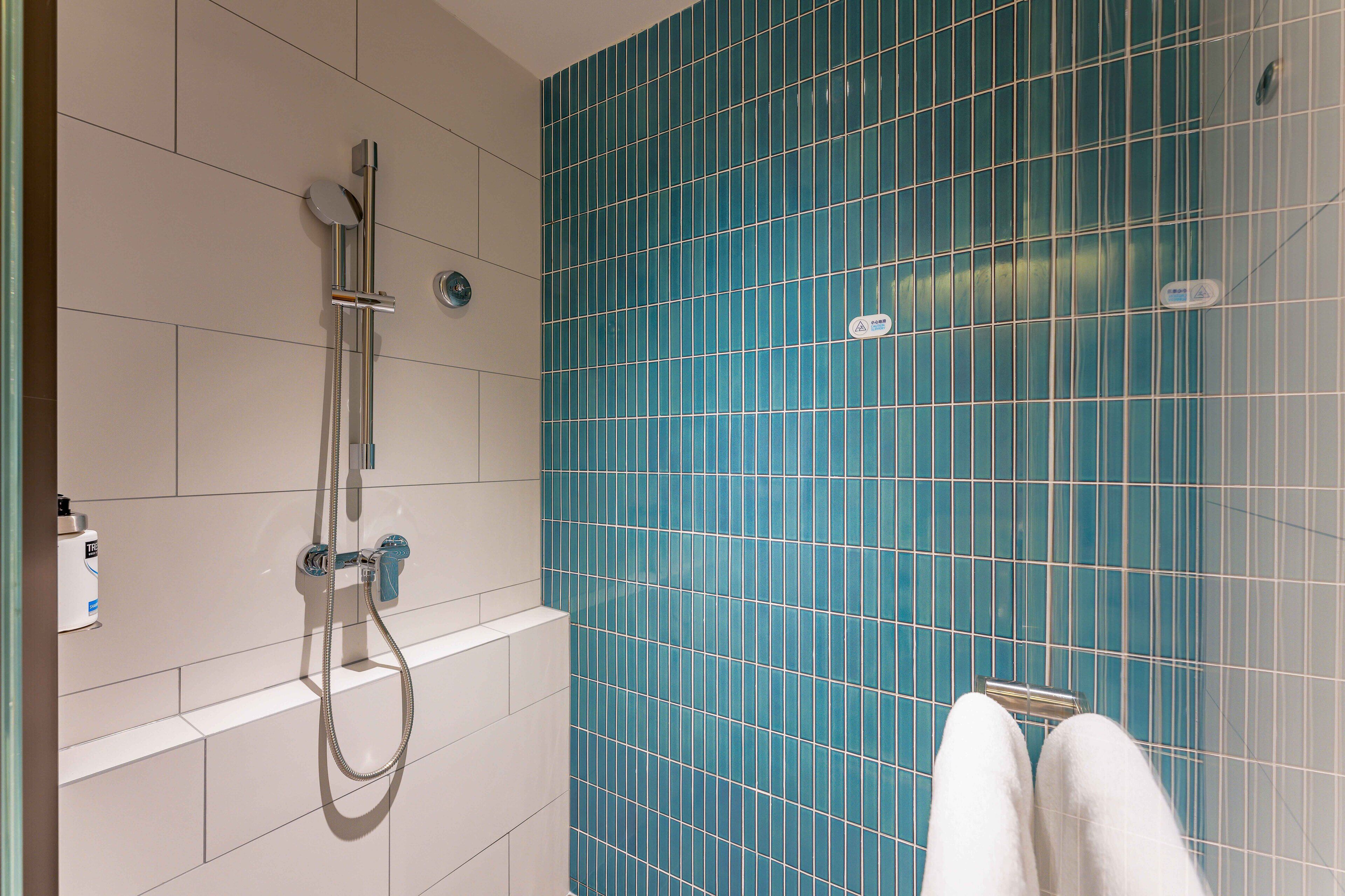Shower, rainfall showerhead, free toiletries, hair dryer