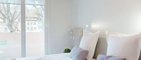 3 室のベッドルーム、WiFi (無料)、ベッドシーツ
