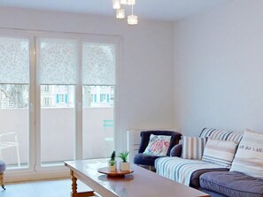 TV - Modern Apartment with Balcony in Colmar Center near Museum, Parking Included (Colmar)