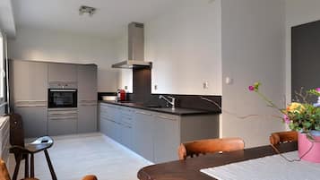 Réfrigérateur, micro-ondes, four, lave-vaisselle