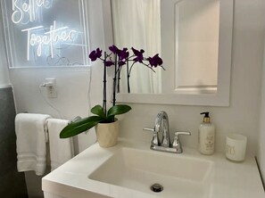 Dusche, Haartrockner, Handtücher, Seife