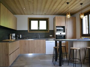 Kühlschrank, Mikrowelle, Ofen, Geschirrspüler