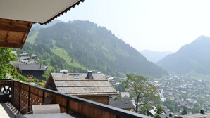 A wooden balcony with a view of a village and mountains. - Chalet 3 bedrooms, balcony, parking, pets allowed, 8 ppl. (Châtel)