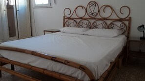 3 Schlafzimmer, Schreibtisch, Bügeleisen/Bügelbrett, Reisekinderbett