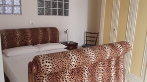 3 Schlafzimmer, Schreibtisch, Bügeleisen/Bügelbrett, Reisekinderbett