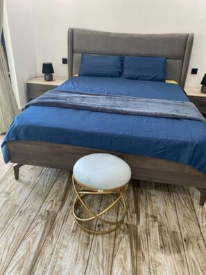 2 عدّة غرف نوم ومكواة/لوح كي وواي فاي مجانًا وملاءات أسرّة