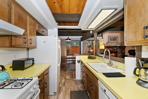 Fridge, microwave, oven, stovetop - Slopeside Getaway By Destination Big Bear: Walking distance to Snow Summit! Close to the Village! Wifi! Gas BBQ! (Big Bear Lake)