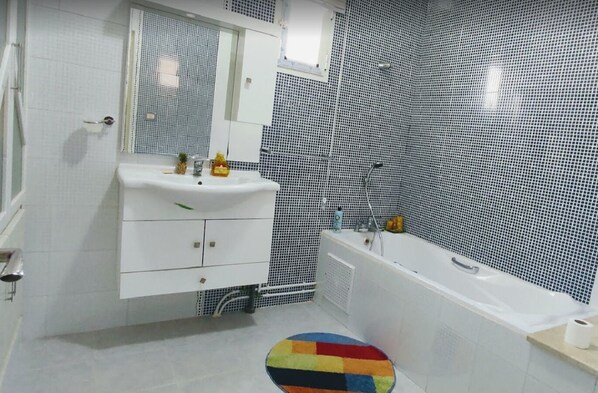 Villa exclusive | Salle de bain | Articles de toilette écologiques, pantoufles, serviettes fournies