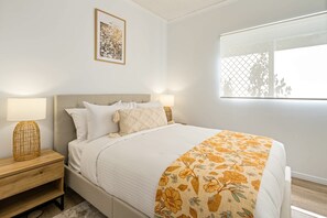 3 habitaciones, escritorio y tabla de planchar con plancha 