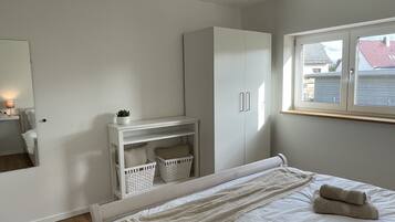 3 bedrooms, travel crib, WiFi, bed sheets