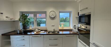 Réfrigérateur, micro-ondes, plaque de cuisson, lave-vaisselle