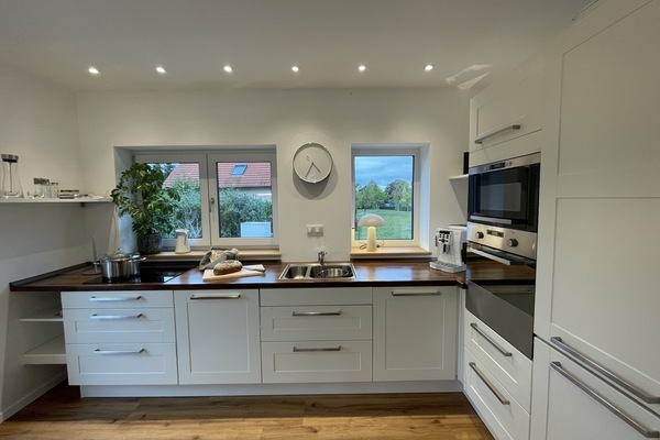 Frigorífico, microondas, placa de cocina y lavavajillas