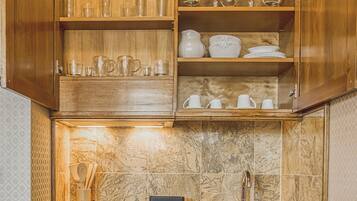 Frigorifero, piano cottura, macchina per tè/caffè, bollitore elettrico