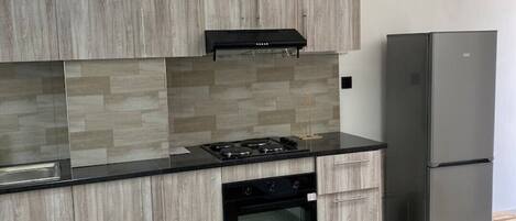 Een koelkast, een magnetron, een oven, een kookplaat