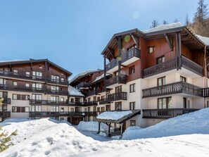 A multi-story hotel with balconies and a covered outdoor area. - Renovated 4-room apartment, WiFi and garage in Val-d'Isère (Val-d'Isère)