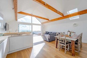 Interior - Oceanfront Bungalow with Stunning Beach Views (Pevensey)