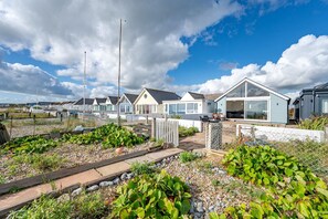 Property grounds - Oceanfront Bungalow with Stunning Beach Views (Pevensey)
