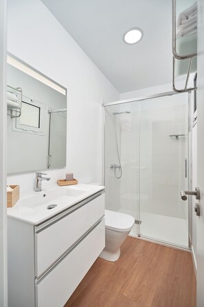 シャワー、ヘアドライヤー、タオル、石鹸