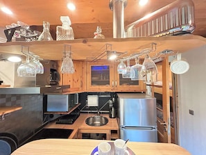 Fridge, microwave, stovetop, dishwasher - Cozy Studio with Terrace, Pool Access & Parking – Steps to Shops & Skiing, Méribel (Méribel)
