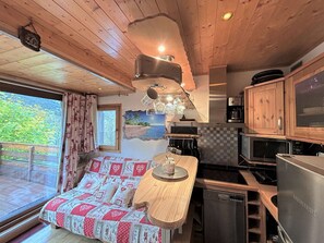 Interior - Cozy Studio with Terrace, Pool Access & Parking – Steps to Shops & Skiing, Méribel (Méribel)