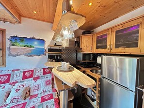 Réfrigérateur, four à micro-ondes, surface de cuisson, lave-vaisselle