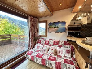 Interior - Cozy Studio with Terrace, Pool Access & Parking – Steps to Shops & Skiing, Méribel (Méribel)