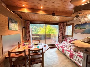 Dining - Cozy Studio with Terrace, Pool Access & Parking – Steps to Shops & Skiing, Méribel (Méribel)
