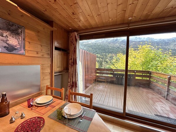 Dining - Cozy Studio with Terrace, Pool Access & Parking – Steps to Shops & Skiing, Méribel (Méribel)