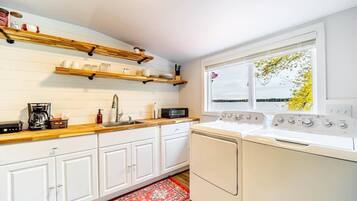 Refrigerador, microondas, cafetera y tetera y tostadora