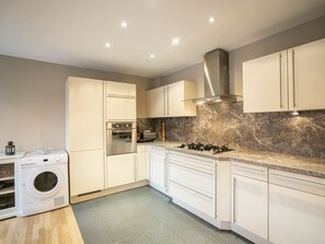 Frigorifero, microonde, forno, lavastoviglie