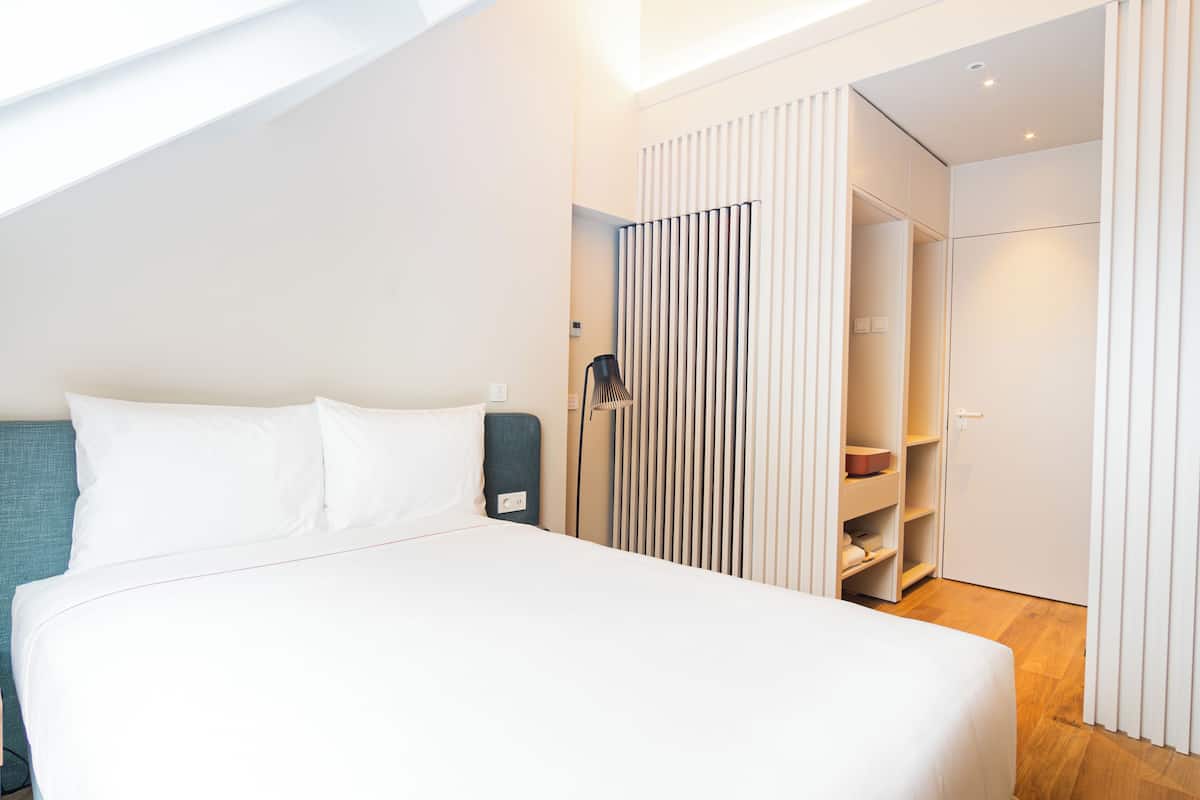 Mansard | 1 habitación, ropa de cama de alta calidad, minibar y escritorio