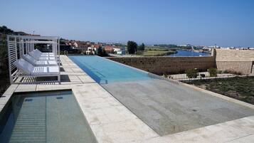 Alberca techada y alberca al aire libre