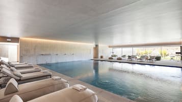 Alberca techada y alberca al aire libre