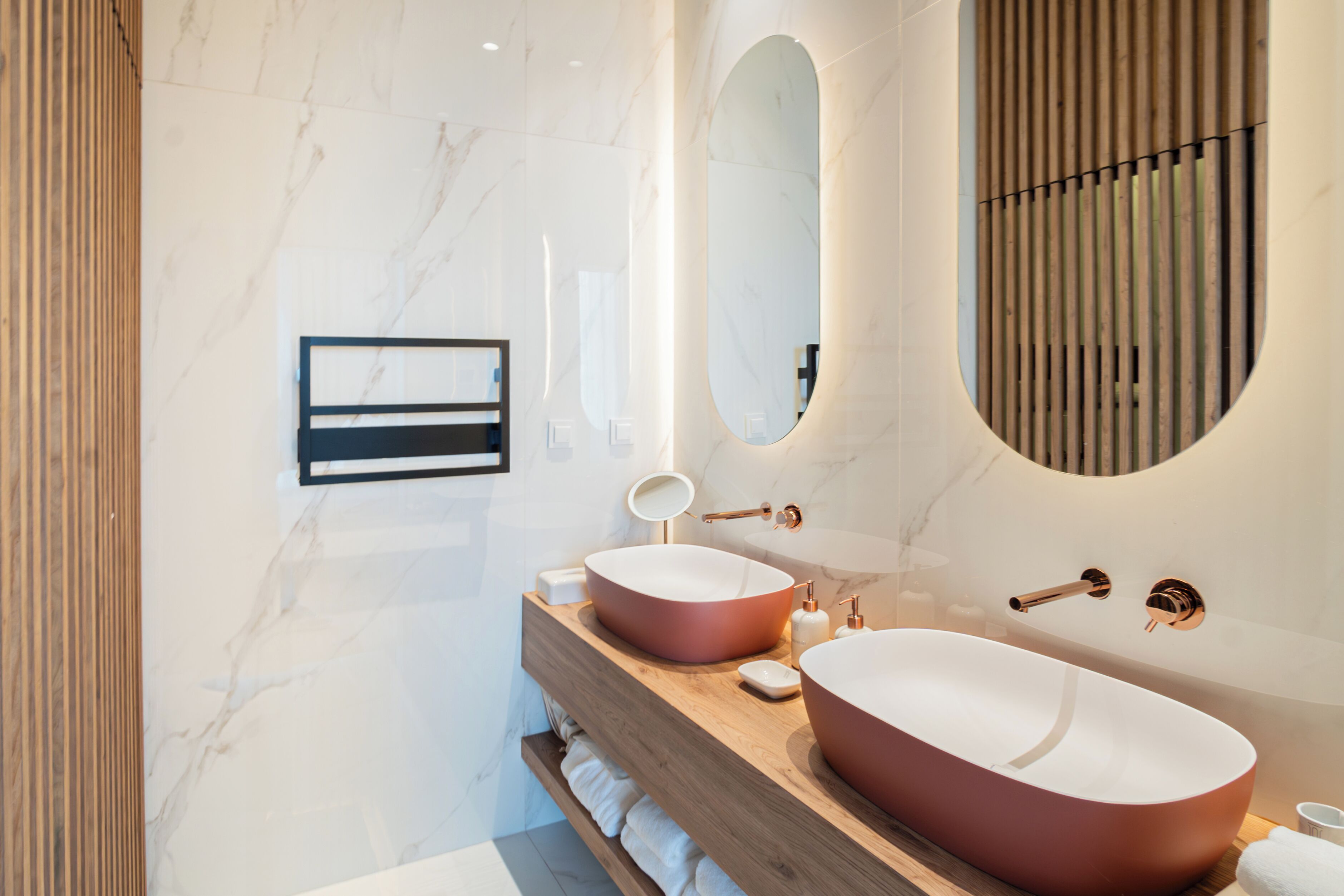 Heritage | Badkamer | Een douche, een regendouche, gratis toiletartikelen, een haardroger