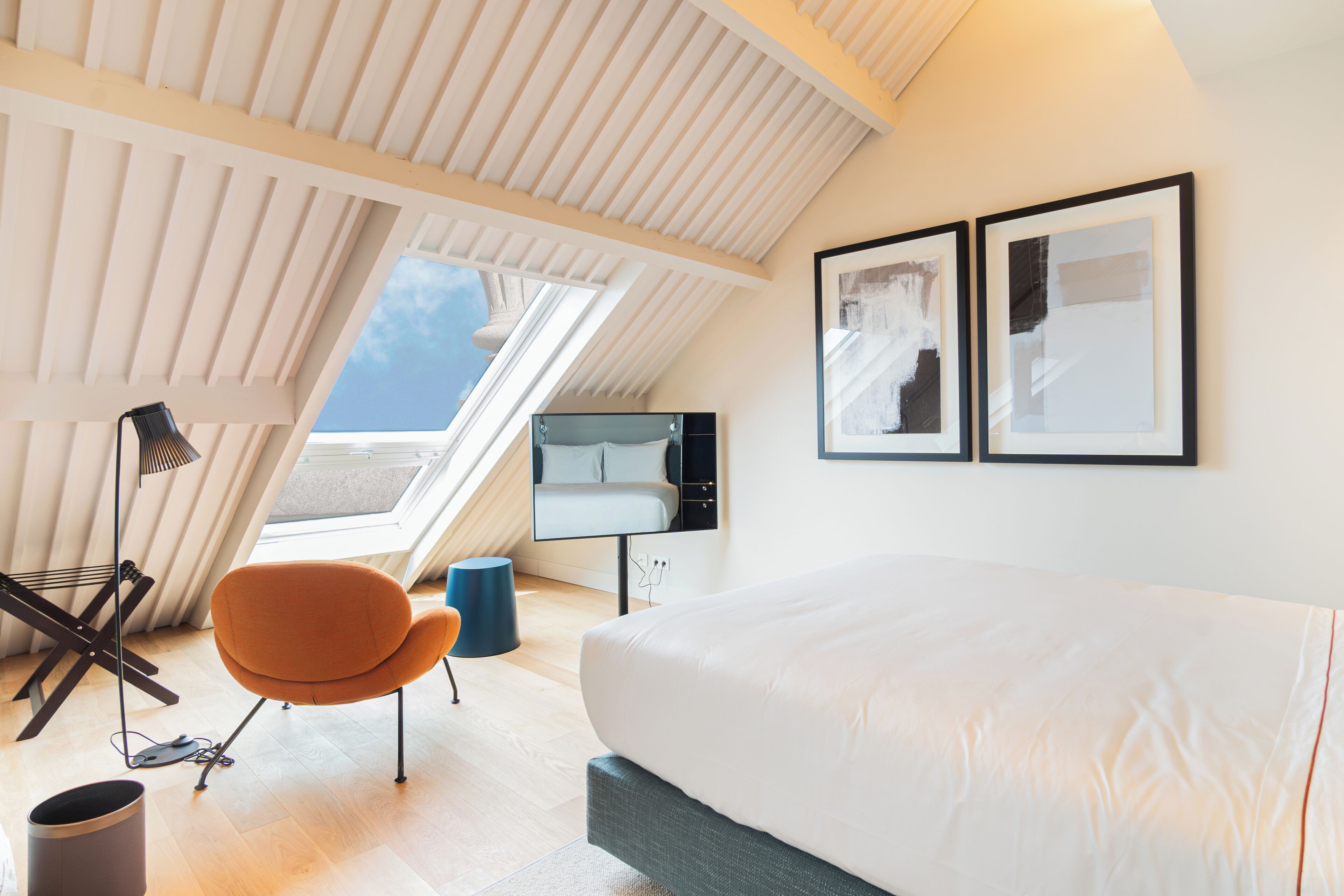 Premium bedding, minibar, desk, soundproofing