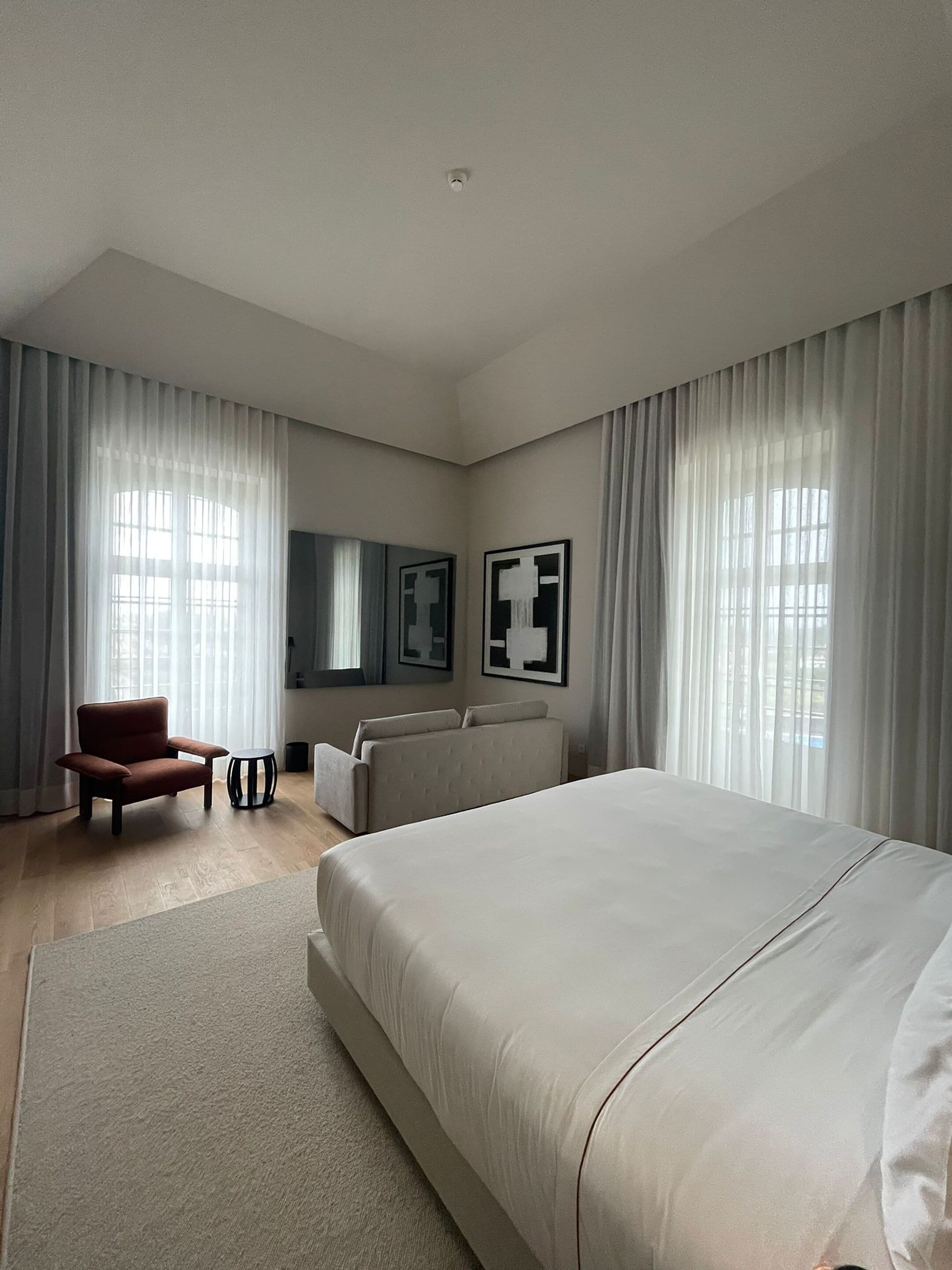 Premium bedding, minibar, desk, soundproofing