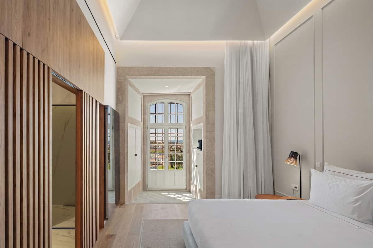 Ropa de cama de alta calidad, minibar, escritorio