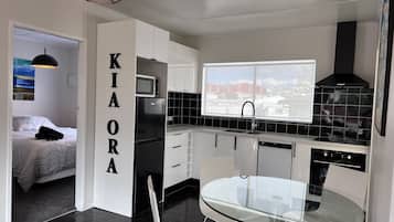 Frigorifero con congelatore, microonde, forno, piano cottura