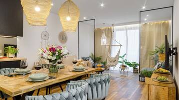 Business-Apartment | Wohnbereich | 42-Zoll-Flachbildfernseher mit Kabelempfang