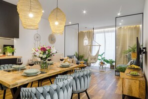 비즈니스 콘도 | 거실 공간 | 케이블 채널 시청이 가능한 42인치 평면 TV