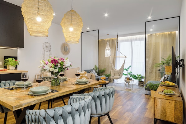 Business Condo | Living area | 42-inch flat-screen TV with cable channels - Lumina comfortable apartments in Lodz (Lodz)