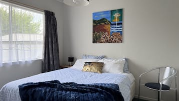 Family House | 2 bedrooms, pillow-top beds, blackout curtains, soundproofing