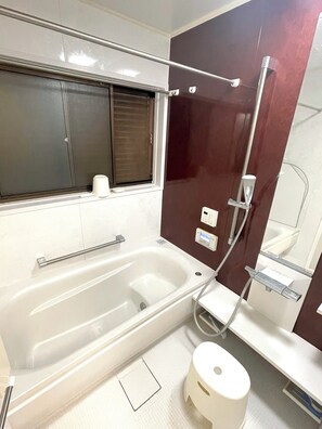 Haartrockner, Bidet, Handtücher, Seife
