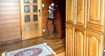 This is a home-style house that can accommodate up to 4 people comfortably. Conveniently located 2 minutes from transportation. If you are planning to visit Tokyo or Yokohama, please use this service.