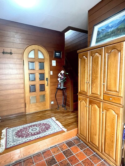 This is a home-style house that can accommodate up to 4 people comfortably. Conveniently located 2 minutes from transportation. If you are planning to visit Tokyo or Yokohama, please use this service.