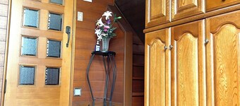 This is a home-style house that can accommodate up to 4 people comfortably. Conveniently located 2 minutes from transportation. If you are planning to visit Tokyo or Yokohama, please use this service.