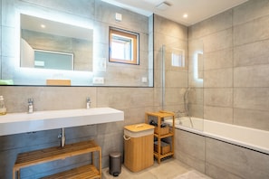 Dusche, kostenlose Toilettenartikel, Haartrockner, Handtücher